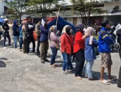 Warga Jakarta, Bandung, dan Purwakarta Berdesakan Demi BLT Rp 900 Ribu