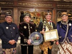 Abah Anton Charliyan Tokoh Budaya Sunda Terima Anugerah Sriraksa Kalpa Budaya dari Majelis Madukara