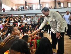 Kapolri Dampingi Presiden Prabowo Tinjau Pengungsian Korban Banjir di Tapanuli Tengah