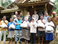 Bupati Pandeglang Tinjau Langsung Dampak Puting Beliung di Desa Mendung  ‎
