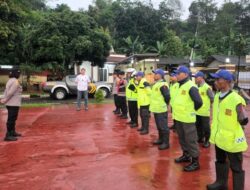 Kapolsek Megamendung Pimpin Apel Pengamanan Malam Takbir, Pastikan Wilayah Aman dan Kondusif