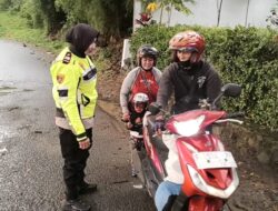 Kapolsek Megamendung Sigap Bantu Warga Mudik di Jalur Alternatif Pasir Angin