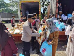 KANITLANTAS POLSEK BABAKAN MADANG BANTU SALURKAN BANTUAN SEMBAKO PRESIDEN, MASYARAKAT RESPON DENGAN ANTUSIASME