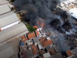 Kebakaran Gudang di Cibolerang, Asap Tebal Terlihat dari Udara