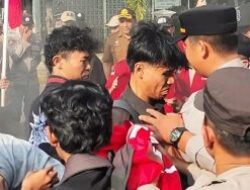 Peringatan HUT ke-27 Cilegon Berubah Ricuh, Aksi Mahasiswa Bakar Ban hingga Terjadi Saling Dorong