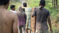 Miris! Warga Pandeglang Terpaksa Tandu Pasien, Jalan Rusak Jadi Ancaman Nyawa