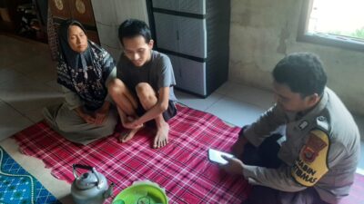 Bhabinkamtibmas Polsek Cadasari Kunjungi Warga ODGJ yang Bertahun-tahun Dikurung