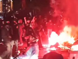 Aksi Bakar Sampah di Flyover Pasupati Bandung Ganggu Lalu Lintas Malam Hari