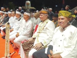 Kirab Budaya Mahkota Binokasih di Tasikmalaya: Penyerahan Naskah Amanat Galunggung yang Diserahkan oleh Bupati didampingi Ketum MASDA Jabar Abah Anton Charliyan Kepada Kang Dedi Mulyadi