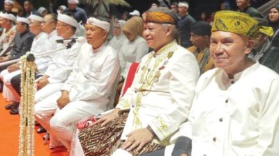 Kirab Budaya Mahkota Binokasih di Tasikmalaya: Penyerahan Naskah Amanat Galunggung yang Diserahkan oleh Bupati didampingi Ketum MASDA Jabar Abah Anton Charliyan Kepada Kang Dedi Mulyadi