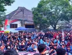 Puluhan Kampus Bersatu, BEM SI Jabar Kepung DPRD Tuntut Perubahan