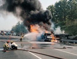 Truk Tangki Terbakar Usai Bersenggolan, Tol Cipali Sempat Ditutup Satu Lajur