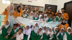 Mahasiswa KKM 20 Kiara Universitas Primagraha Hidupkan Kembali Perpustakaan Kelurahan Kiara