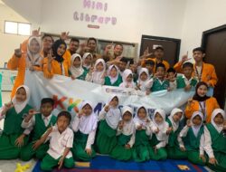 Mahasiswa KKM 20 Kiara Universitas Primagraha Hidupkan Kembali Perpustakaan Kelurahan Kiara