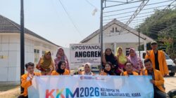Mahasiswa KKM 20 Kiara Universitas Primagraha Perbarui Plang Posyandu Anggrek demi Pelayanan yang Lebih Jelas