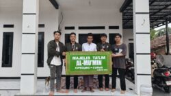 Mahasiswa KKM Kelompok 02 Universitas Primagraha Serahkan Cenderamata kepada Ustaz Amat sebagai Bentuk Apresiasi atas Dukungan Kegiatan Mengajar Mengaji