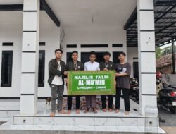 Mahasiswa KKM Kelompok 02 Universitas Primagraha Serahkan Cenderamata kepada Ustaz Amat sebagai Bentuk Apresiasi atas Dukungan Kegiatan Mengajar Mengaji