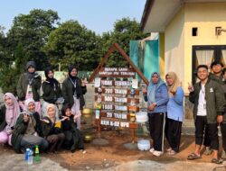 Mahasiswa KKM Kelompok 02 Universitas Primagraha Serahkan Papan Edukasi “Berapa Lama Sampah Terurai?” dan Tempat Sampah kepada PAUD Kober Tunas Bangsa