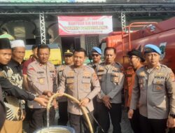 Polres Pandeglang Salurkan Air Bersih untuk Warga Kampung Cisampih