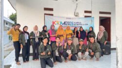 Mahasiswa KKM 20 Kiara Universitas Primagraha Sosialisasikan Manfaat Briket Sekam bagi Warga Lingkungan Prisen