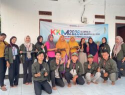 Mahasiswa KKM 20 Kiara Universitas Primagraha Sosialisasikan Manfaat Briket Sekam bagi Warga Lingkungan Prisen