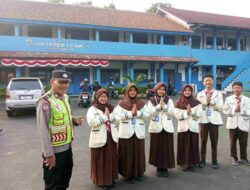 Satbinmas Polsek Ciawi Kawal Penyeberangan Siswa SMPN 1, Jalan Raya Veteran Jadi Fokus Pengamanan