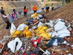 Sungai Cikapundung dan Cikakak Diserbu Relawan, Warga Bandung Ramai-Ramai Angkat Sampah