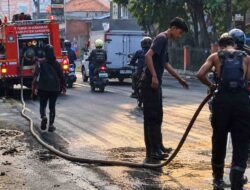 Jalan Licin Akibat Tumpahan Solar, Lima Kendaraan Terjatuh di Cileunyi