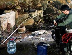 Warga Cibanon Kabupaten Bogor Bergantung pada “Kolong Jembatan” untuk Air Bersih di Tengah Kekeringan